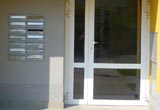 vchod do domu s hliníkovými dveřmi, Bystrc (2)
